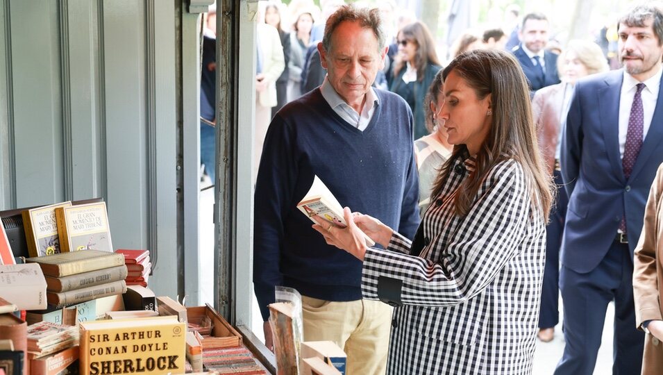 La Reina Letizia durante la visita que realizó a la Feria de Libros permanente de Madrid 'Cuesta de Moyano'