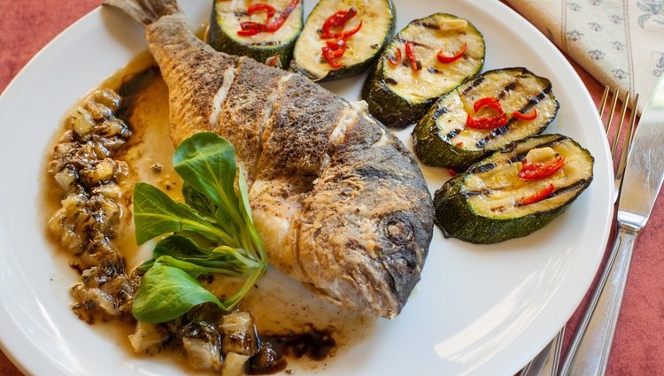 Puedes acompañar este pescado con lo que más te guste