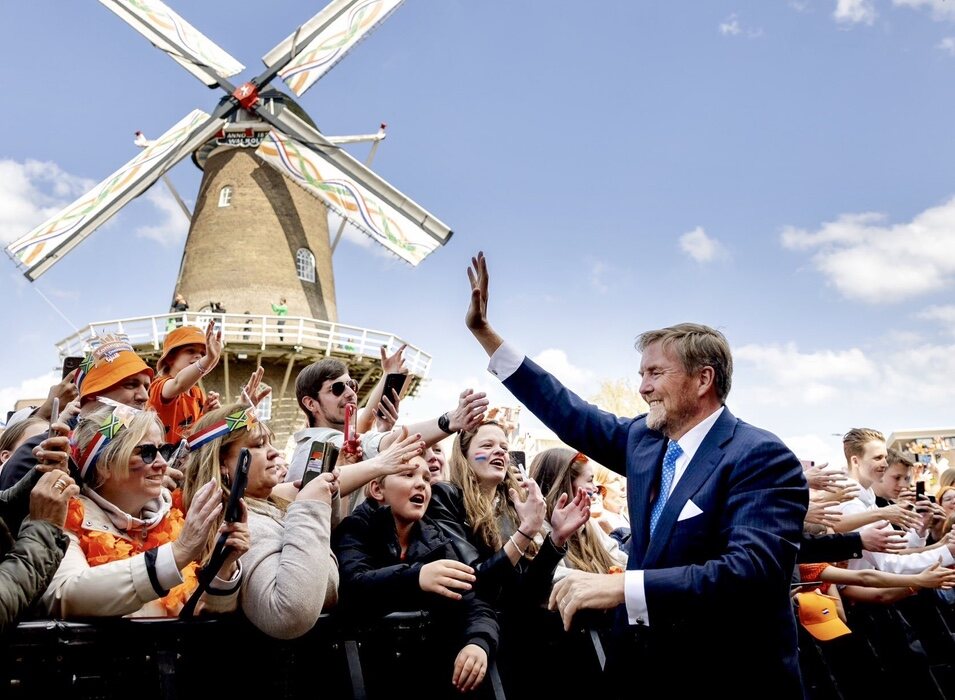 Guillermo Alejandro de Holanda saludando a la gente en el Día del Rey 2025 en Doetinchem 