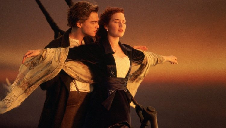 Kate Winslet y Leonardo Dicaprio en la imagen más recordada de 'Titanic'