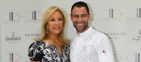Dario Barrio en la celebración del décimo aniversario de Dassa Bassa con Carmen Lomana